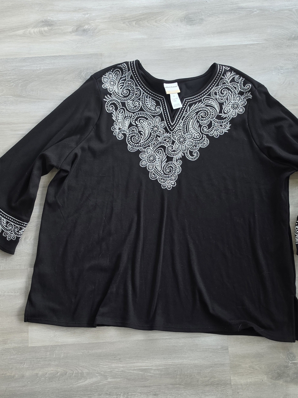 Alfred Dunner Womens Black Long-Sleeve Tunic White Embroidered Sleeve Size 2x
